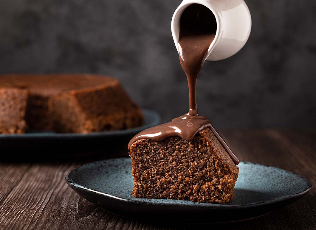 Aprenda a fazer um bolo de chocolate macio e irresistível em casa. Esta receita fácil e rápida vai conquistar seu coração. Confira agora!