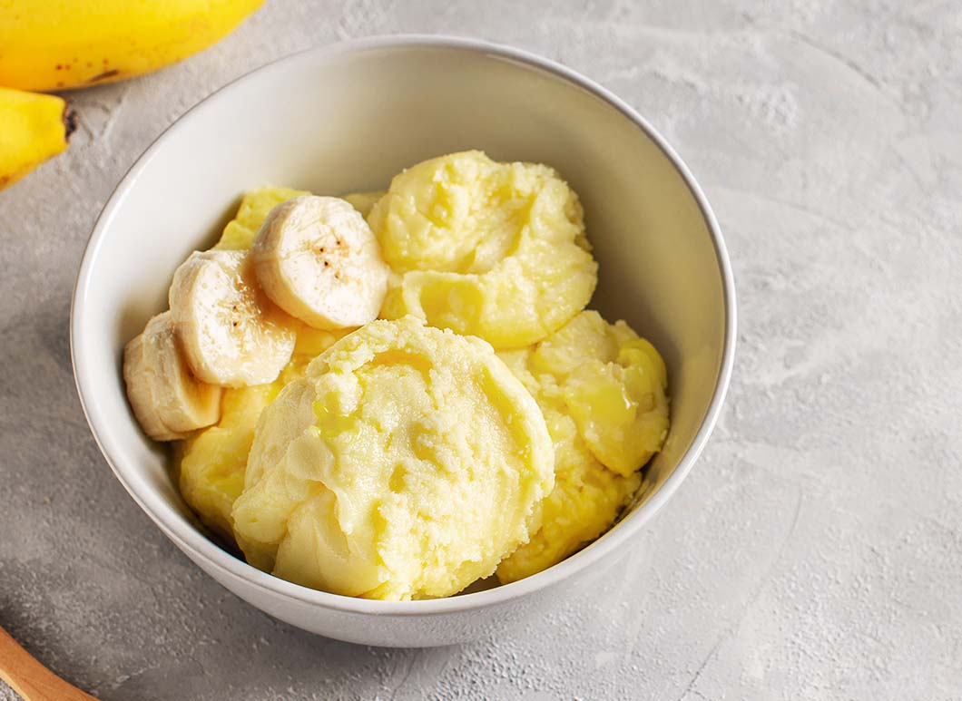 Aprenda a fazer sorvete caseiro cremoso e refrescante em casa. Esta receita fácil e rápida vai te surpreender. Confira agora!